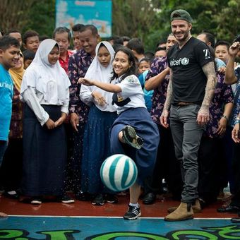 Duta Kehormatan UNICEF David Beckham bermain bersama siswa dan guru di SMPN 17 di Semarang, Jawa Tengah, Indonesia, 27 Maret 2018. Sripun (15) diunjuk oleh lingkungannya untuk menjadi agen perubahan dan berpartisipasi dalam program anti-bullying yang diinisiasi UNICEF.