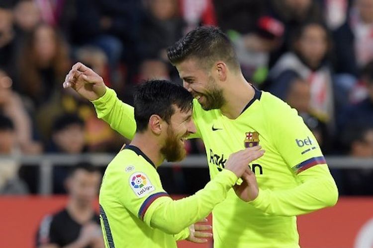 Gerard Pique merayakan gol Lionel Messi pada pertandingan Girona vs Barcelona di Stadion Montilivi dalam lanjutan La Liga Spanyol, 27 Januari 2019. 
