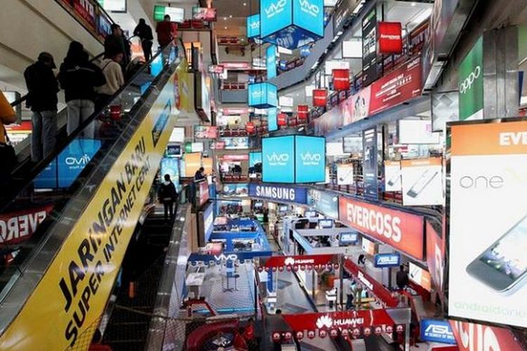 Suasana di ITC Roxy Mas, Jakarta Pusat, Senin (13/4). Kawasan Roxy terkenal sebagai pusat penjualan telepon seluler dan berbagai macam aksesorinya. / KOMPAS/PRIYOMBODO