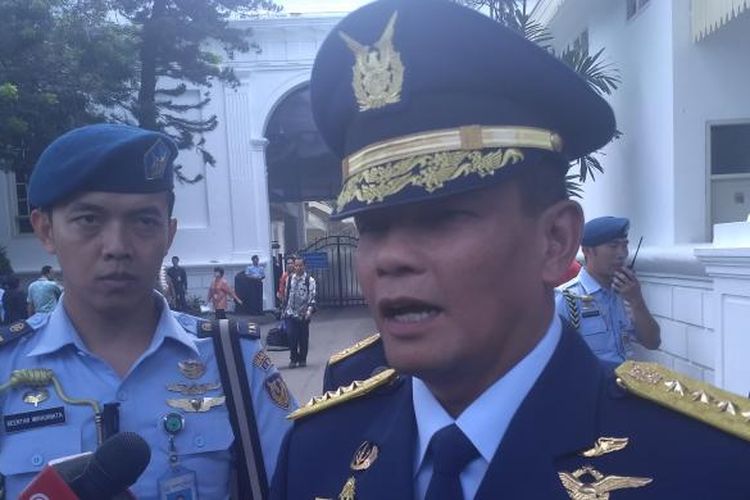 Mantan Kepala Staf Angkatan Udara Agus Supriyatna usai pelantikan KSAU Hadi Tjahjanto di Istana Negara, Rabu (18/1/2017).