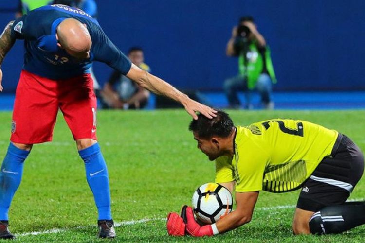 Aksi simpatik striker Johor Darul Takzim, Luciano Figueroa kepada kiper Persija, Andritany Ardhiyasa pada laga Grup H Piala AFC 2017 di Stadion Larkin, Johor Bahru, Rabu (14/2/2018) malam.