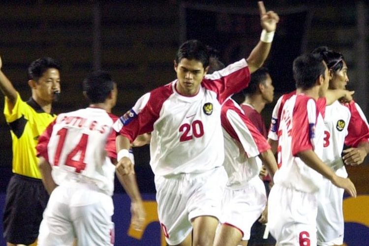 Penyerang timnas Indonesia Bambang Pamungkas saat tampil di Piala Tiger 2002.