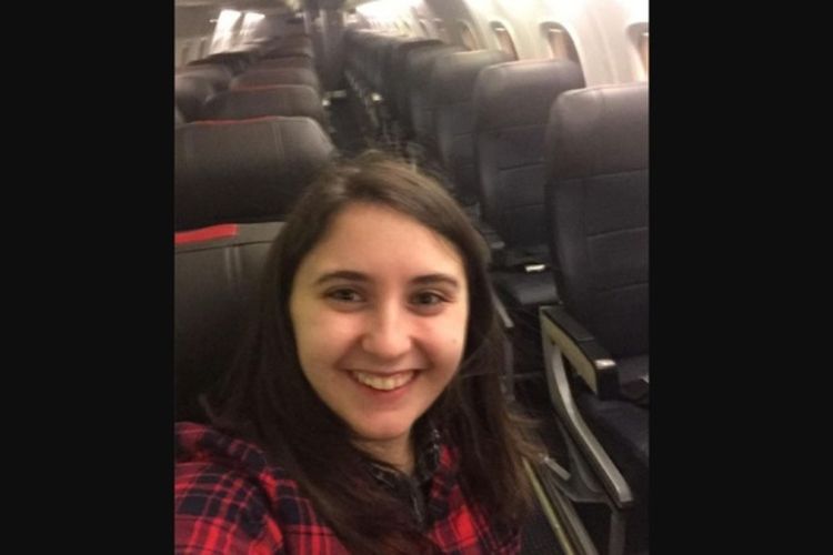 Foto yang diunggah Beth ke situs Reddit, menunjukkan foto dirinya dengan latar belakang bangku pesawat yang kosong.