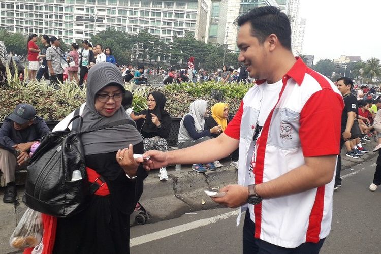 Polda Metro Jaya bersama komunitas mobil Indonesia City Club melakukan kampanye anti-hoaks dengan membagi-bagikan stiker di Jalan MH Thamrin, Jakarta Pusat, Minggu (18/3/2018).