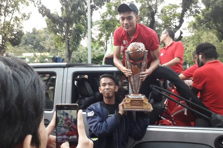 Bintang tim sepak bola Persija ikut dalam rangkaian Jakarnaval di Jalan Medan Merdeka Selatan, Jakarta Pusat pada Minggu (8/7/2018).