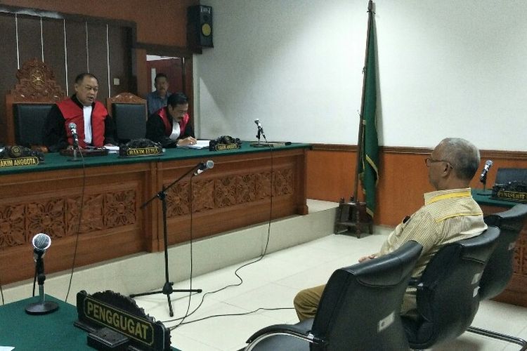 Caleg Gerindra Mohammad Arief divonis empat bulan penjara akibat pelanggaran kampanye di SMPN 127 Kebon Jeruk oleh Hakim Ketua dalam sidang putusan di Pengadilan Negeri Jakarta Barat pada Selasa (11/12/2018).