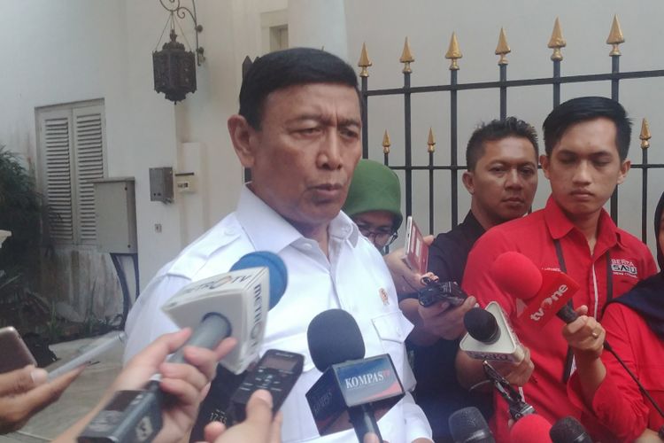 Menteri Koordinator bidang Politik Hukum dan Keamanan Wiranto usai mengikuti rapat terbatas (ratas) di Istana Bogor, Rabu (18/4/2018).
