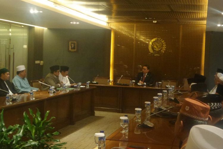 Wakil Ketua DPR RI Fadli Zon bertemu sejumlah organisas masyarakat yang menolak perppu 2/2017 tentang ormas di Kompleks Parlemen, Senayan, Jakarta, Selasa (18/7/2017)