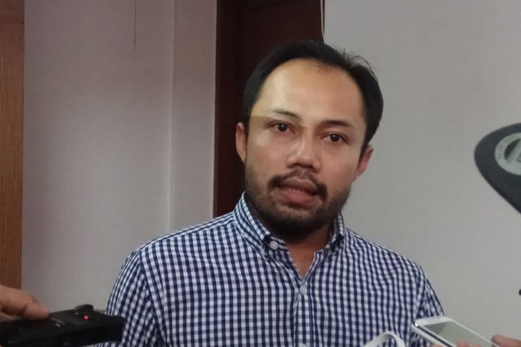 Koordinator Divisi Korupsi Politik ICW, Donal Fariz memaparkan enam hasil evaluasi kerja panitia khusus (Pansus) hak angket Komisi Pemberantasan Korupsi (KPK) oleh DPR RI. Jakarta, Minggu (27/8/2017). 