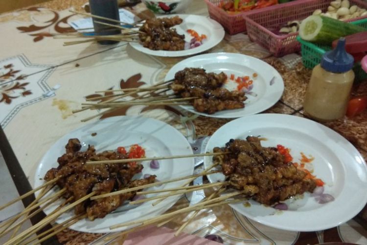 Anda bisa menemukan makanan-makanan untuk sekedar berbuka puasa maupun makan malam. Lokasinya tak jauh dari pintu keluar tol Salatiga di Tingkir.