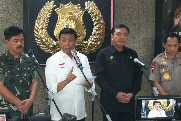 Menteri Koordinator Bidang Politik, Hukum dan Keamanan Wiranto saat memberikan pernyataan seusai memimpin video conference pemantauan Pilkada di Pusat Pengendalian Krisis (Pusdalsis) Mabes Polri, Rabu (27/6/2018). Selain Wiranto, hadir pula Panglima TNI Marsekal Hadi Tjahjanto, Kepala BIN Budi Gunawan dan Kapolri Jenderal Tito Karnavian. 