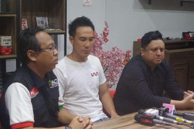 Daniel Mananta memberikan keterangan terkait bantuan DAMN! Indonesia untuk Lombok di kawasan Tomang Utara, Jakarta Barat, Selasa (21/8/2018).