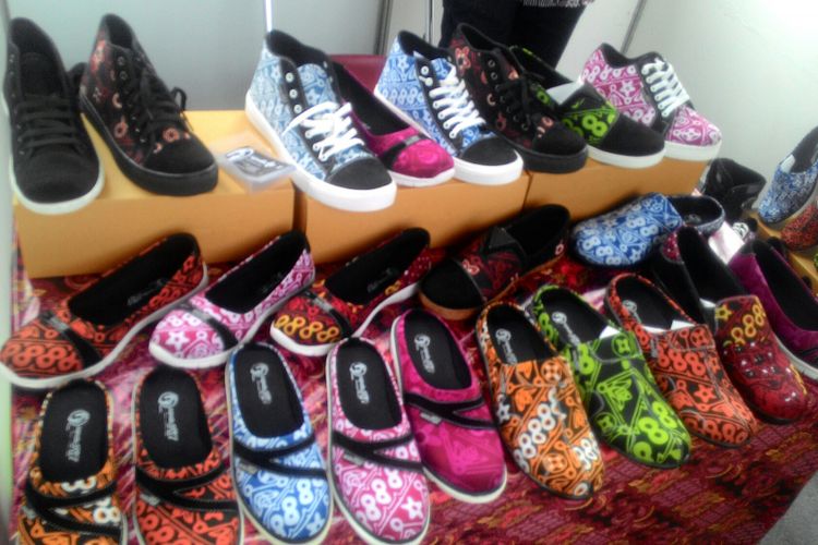 Motif Geblek juga ada di produksi sepatu yang muncul di Pameran Batik di Road to JIBB di Wates, Kulon Progo.