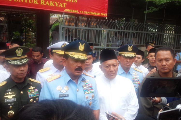 Panglima TNI Marsekal Hadi Tjahjanto, usai berziarah ke makam Presiden RI ke-4 KH. Abdurrahman Wahid (Gus Dur), di Pesantren Tebuireng Jombang, Rabu (19/9/2018) siang.