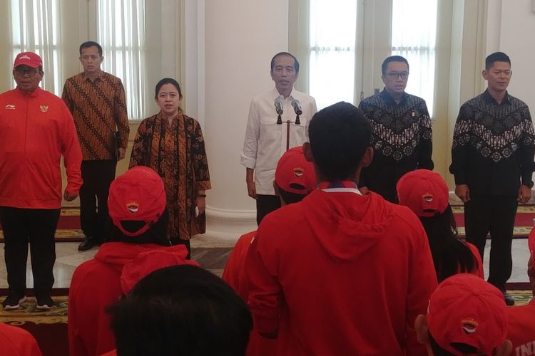 Presiden Joko Widodo bersilaturahmi dengan atlet dan ofisial Asian Para Games 2018 di Istana Bogor, Sabtu (13/10/2018).