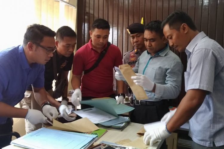 Mataram, Kompas.Com Penggeledahan di Kantor Kanwil Kemenag Lombok Barat, paska OTT atas staf Kemenag Lombok Barat