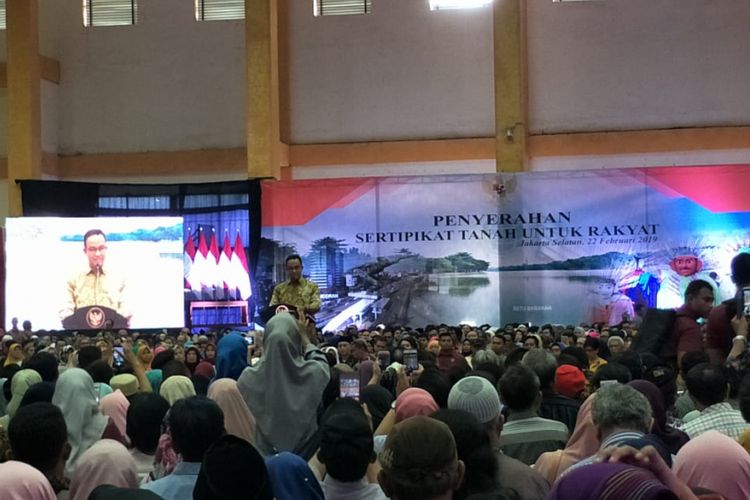 Gubernur DKI Jakarta Anies Baswedan saat memberikan sambutan dalam acara pembagian sertifikat tanah di GOR Pasar Minggu, Jakarta Selatan, Jumat (22/2/2019).