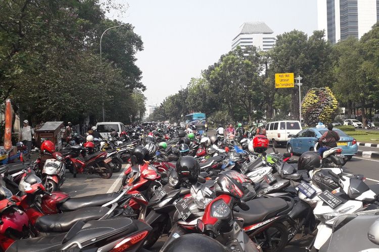 Sepeda motor terparkir di bahu Jalan Medan Merdeka Selatan saat berlangsungnya aksi massa mengawal sidang MK, Kamis (27/6/2019).