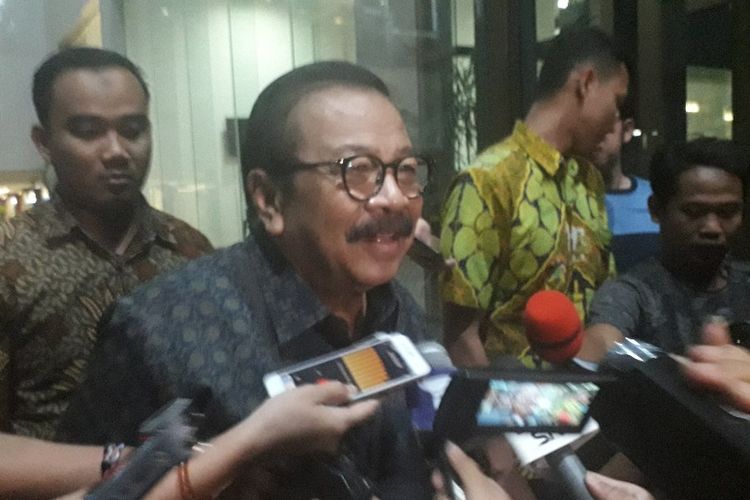 Mantan Gubernur Jawa Timur Soekarwo memberikan pernyataan kepada wartawan usai diperiksa KPK di Gedung KPK untuk diperiksa sebagai saksi  dalam kasus suap Ketua DPRD Tulungagung, Rabu (28/8/2019).