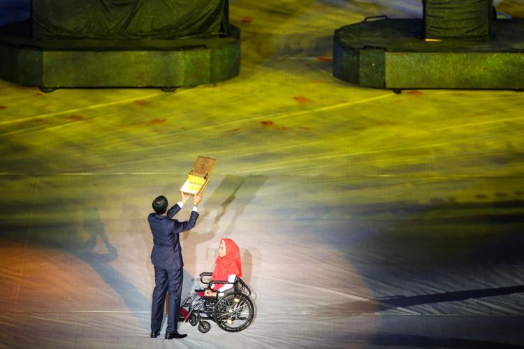 Presiden Joko Widodo memanah bersama atlet panah Indonesia pada pembukaan Asian Para Games 2018 di Gelora Bung Karno, Jakarta, Sabtu, 6 Oktober 2018.