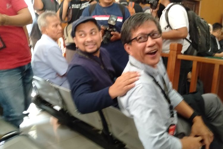 Tompi (tengah, berbaju biru gelap) dan Rocky Gerung (paling kanan) di ruang sidang PN Jakarta Selatan untuk bersaksi dalam perkara yang menjerat Ratna Sarumpaet, Selasa (23/4/2019).