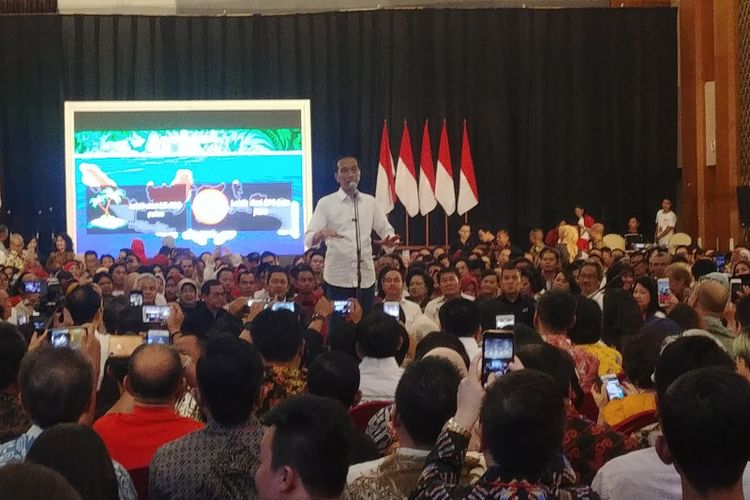 Calon presiden nomor urut 01 Jokowi saat menghadiri silaturahmi dengan paguyuban pengusaha Jawa Tengah, di Semarang Town Square, Semarang, Sabtu (2/2/2019).