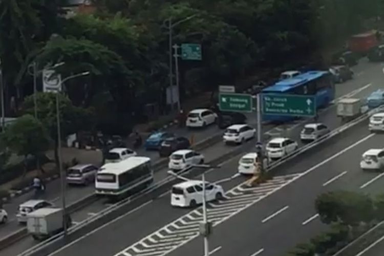 Mobil yang masuk ke Jalan Tol Lewat Pintu Keluar