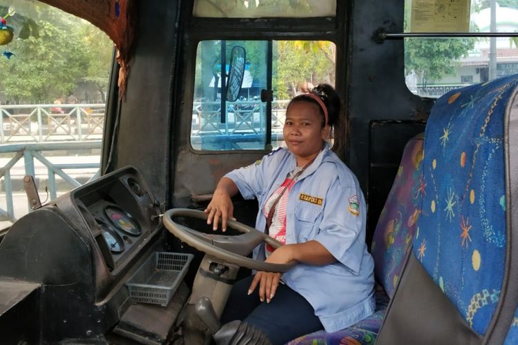 Lia Yuliana, sopir bus 509 yang viral dengan video The Power of Emak-emak, Rabu (6/6/2018)