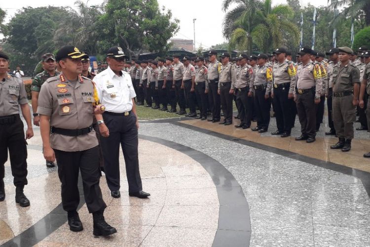 Kapolres Metro Jakarta Utara Kombes Budhi Herdi Susianto dan Wali Kota Jakarta Utara Syamsuddin Lologau dalam apel pengamanan Pemilu di Kantor Wali Kota Jakarta Utara, Rabu (20/2/2019).