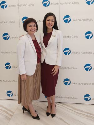 Dokter Silvia Urika dan dr. Aida Setiawan dari Klinik Jakarta Aesthetic Clinic.