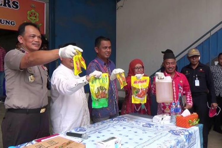 Tim gabungan BPOM dan Polda Kepulauan Bangka Belitung saat ekspos barang bukti minyak goreng oplosan.