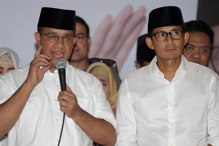 Calon gubernur dan wakil gubernur DKI Jakarta nomor urut 3, Anies Baswedan-Sandiaga Uno memberi sambutan di Kantor DPP Partai Gerindra, Jakarta Selatan, Rabu (19/4/2017). Quick count lembaga survei untuk putaran kedua Pilkada DKI Jakarta mengunggulkan pasangan ini atas Basuki Tjahaja Purnama-Djarot Saiful Hidayat.