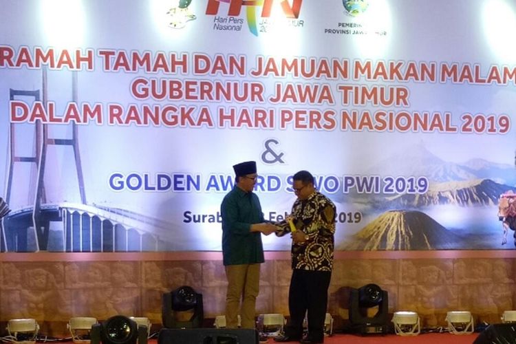 Ketua Komisi V DPR RI Fary Djemi Francis, saat menerima penghargaan golden award yang diberikan Persatuan Wartawan Indonesia (PWI)-SiWO, dari Menteri Pemuda dan Olahraga Imam Nahrawi
