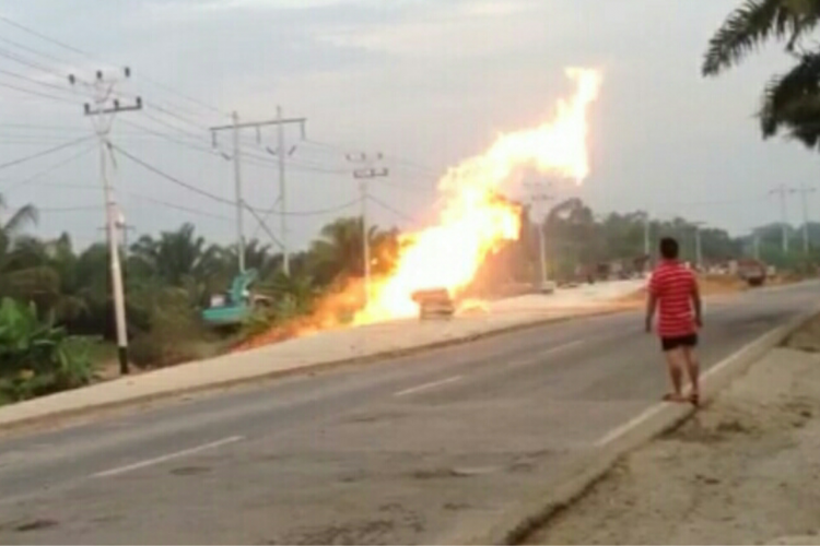 Kebocoran pipa gas milik PT Chevron yang mengeluarkan api di pinggir jalan lintas Duri-Pekanbaru di Desa Balai Raja, Kecamatan Pinggir, Kecamatan Bengkalis, Riau, Minggu (16/9/2018).