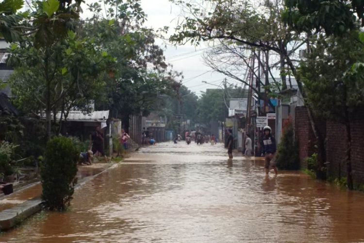 Kondisi area permukiman di RW 04 Kelurahan Cisaranten Endah, Kecamatan Arcamanik, Kota Bandung, yang tergenang banjir, Jumat (9/3/2018).