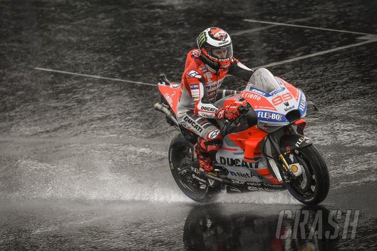 Lorenzo memacu motornya pada lintasan basah saat sesi latihan di Silverstone