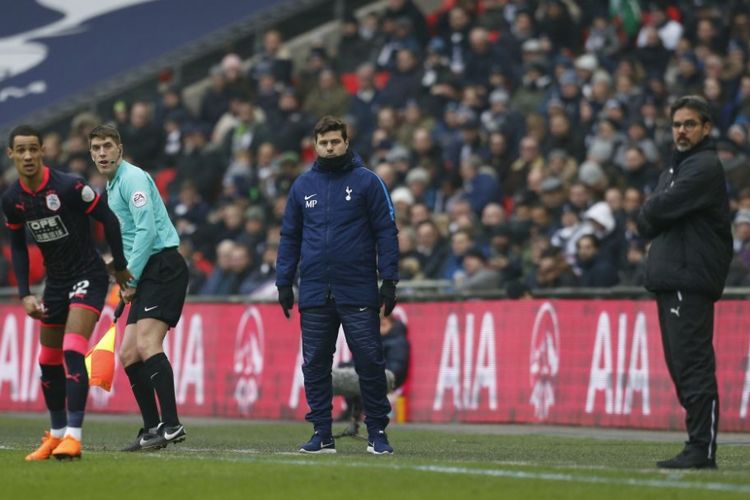 Pelatih Mauricio Pochettino dan David Wagner mengamati laga Tottenham Hotspur vs Huddersfield Town dari tepi lapangan Stadion Wembley, Sabtu (3/3/2018).