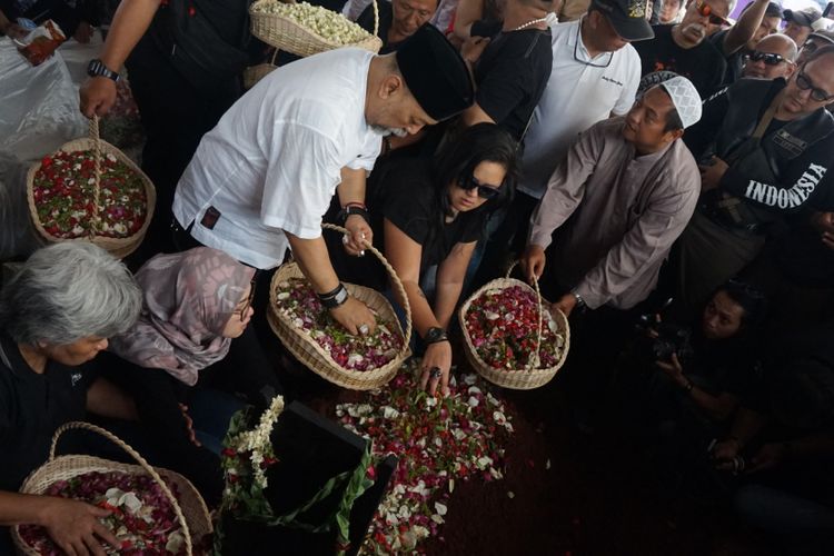 Indro Warkop bersama anak-anaknya menaburi bunga di makam istrinya Nita Octobijanthy di TPU Tanah Kusir, Jakarta Selatan, Rabu (10/10/2018).