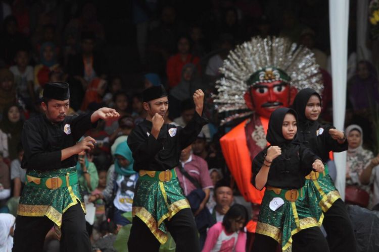 Salah satu pertunjukan kesenian khas betawi yang ditampilkan dalam Festival Lebaran Betawi 2017 di Perkampungan Budaya Betawi, di Setu Babakan, Jagakarsa, Jakarta Selatan, Sabtu (29/7/2017).