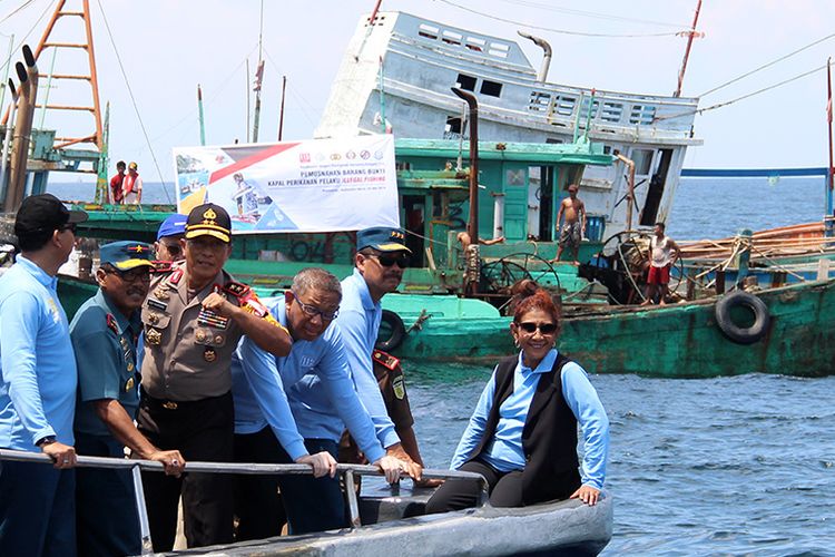 Menteri Kelautan dan Perikanan Susi Pudjiastuti (kanan) didampingi Wakil Kepala Staf Angkatan Laut Laksamana Madya TNI Wuspo Lukito (kedua kanan), Gubernur Kalimantan Barat Sutarmidji (ketiga kanan) dan Kapolda Kalbar Irjen Pol Didi Haryono (keempat kanan) berada di depan sejumlah kapal nelayan Vietnam saat penenggelaman di Pulau Datuk, Kabupaten Mempawah, Kalimantan Barat, Sabtu (4/5/2019). Kementerian Kelautan dan Perikanan menenggelamkan 13 dari 51 kapal nelayan asing asal Vietnam yang ditangkap karena mencuri ikan di Perairan Indonesia.