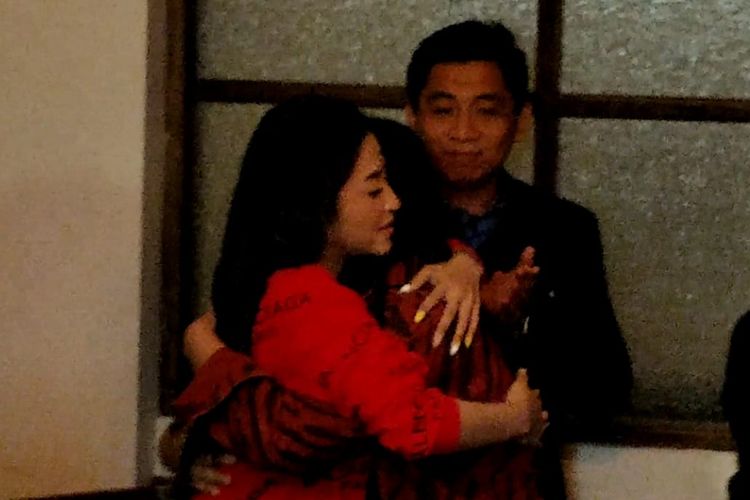 Dewi Perssik dan Rossa Meldianti berpelukan saat ditemui di kawasan Wijaya, Jakarta Selatan, Selasa (16/7/2019).