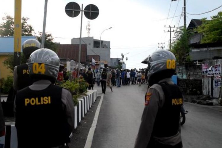 Dua kelompok pemuda di Kota Baubau, Sulawesi Tenggara, terlibat bentrok dengan menggunakan senjata tajam di sekitar Jembatan Gantung, Lingkungan Kanakea, Kelurahan Nganganaumala, Kota Baubau, Jumat (30/03/2018), sore.