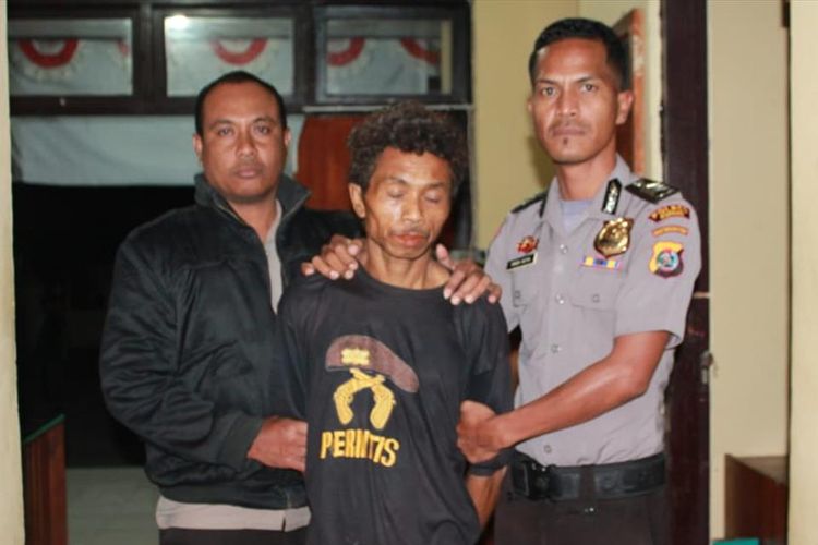 Abraham Sabneno alias Bram (45), pelaku penganiaya putrinya DDS (2), yang menderita gizi buruk, saat ditangkap polisi