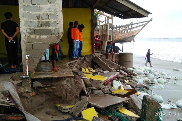 18 unit rumah warga yang berada di pesisir pantai, Kabupaten Abdiya rusak dihantam gelombang pasang. 