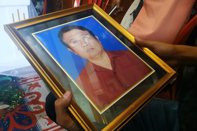 HP (60), pria yang ditemukan tewas dengan luka bakar di dalam mobil di Rawalumbu, Bekasi.