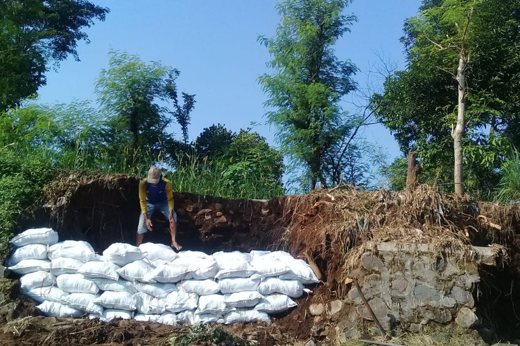 Hingga Selasa (30/4/2019) warga di Desa Bakalan, Kecamatan Grogol, Kabupaten Kediri, Jawa Timur bergotong royong menambal dinding sungai yang sempat ambrol dan sempat menyebabkan banjir di desa itu pada Minggu (28/4/2019).