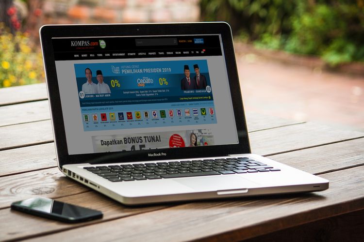 Tampilan layar laptop di Kompas.com yang menampilkan quick count atau hitung cepat Pemilu 2019.