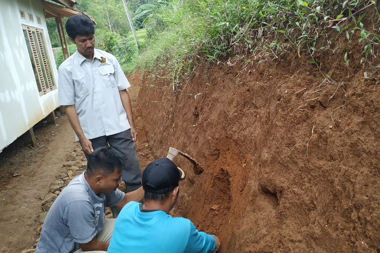 Tim Badan Geologi dibantu warga mengambil sampel tanah di lokasi tanah bergerak Kampung Gunubgbatu, Desa Kertaangsana, Nyalindung, Sukabumi, Jawa Barat, Minggu (28/4/2019).