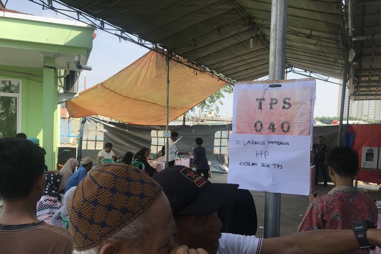 Imbauan untuk tidak membawa handphone di TPS 40 Kampung Akuarium, Penjaringan, Jakarta Utara, Rabu (17/4/2019). 