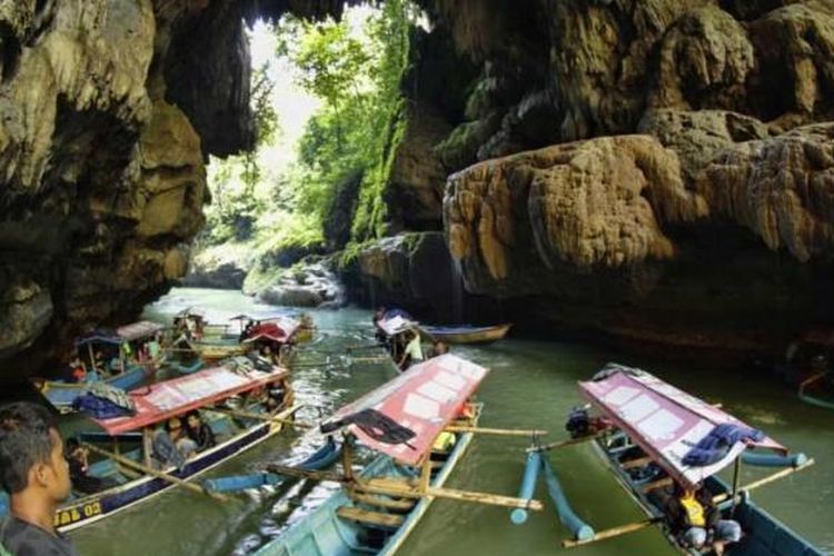 Perahu tambat di obyek wisata Green Canyon, Cijulang, Pangandaran, Jawa Barat, Sabtu (4/5/2013). Obyek wisata ini menawarkan keindahan dinding bebatuan yang ditutupi lumut dan wisatawan dapan menikmatinya dengan menyusuri sungai menggunakan perahu.